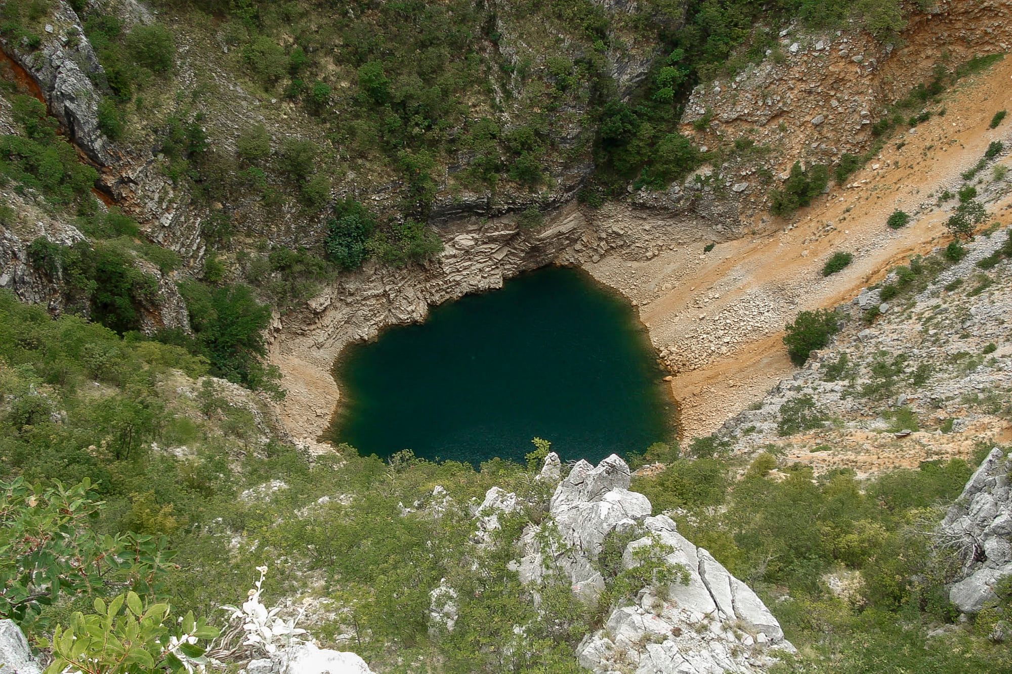 Knezovića jezero