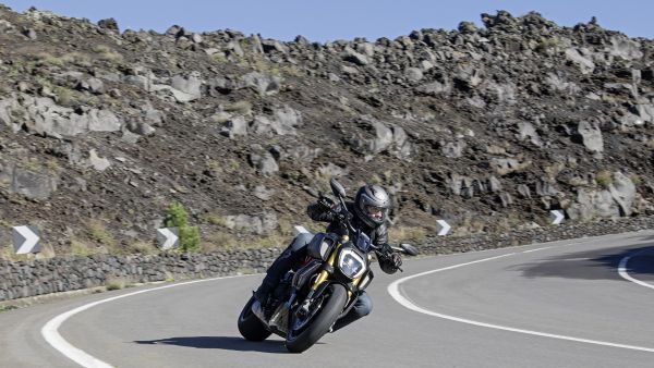 diavel-1260-s-my19-ambience-05-gallery-1920x10801D916EF9-6D90-AA0F-ADEB-31ADBCBD64F6.jpg